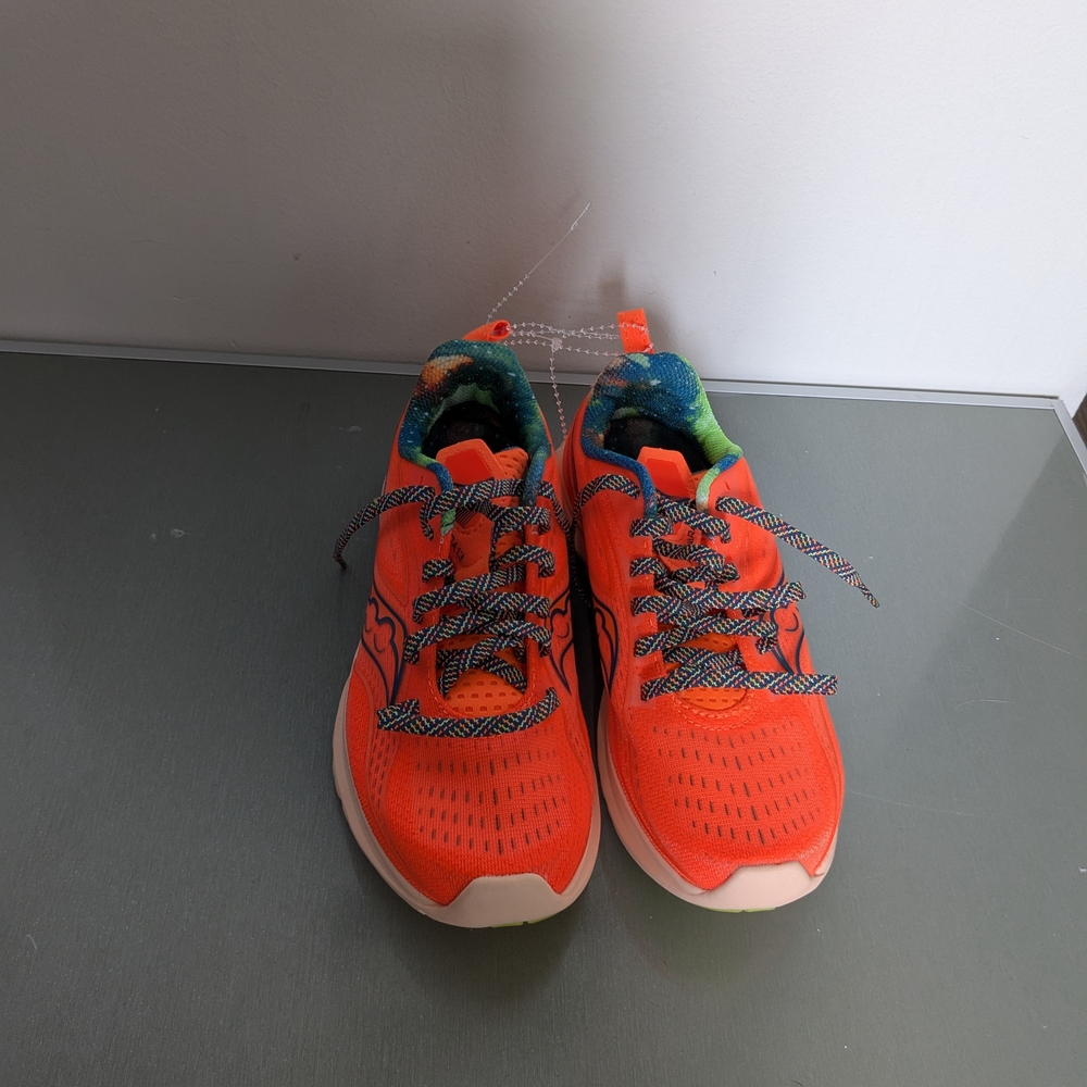 Women's 6.5 Kinvara Sneakers with Breathable Mesh and Low-Top Design